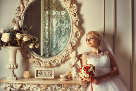 金发碧眼的新娘，在镜子前的画像