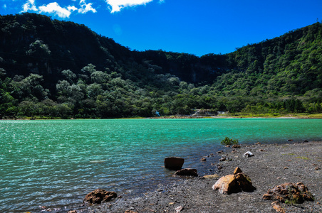 旧口现在碧绿的湖水，阿莱格里亚，萨尔瓦多
