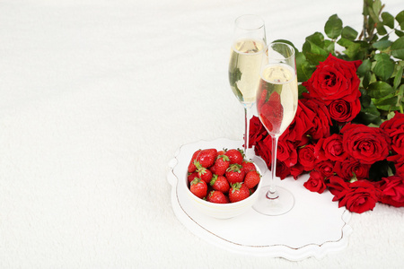 浪漫静物与香槟，草莓和玫瑰床上