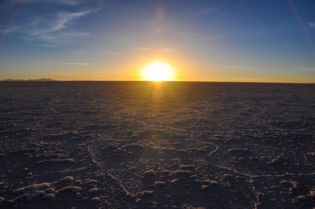 美丽的日落 salar de 乌尤尼，玻利维亚