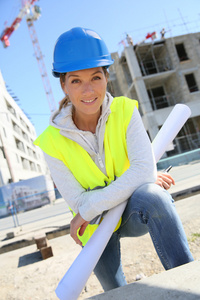 在建筑工地上工作的女工程师图片