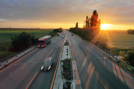 公路在日落时的车