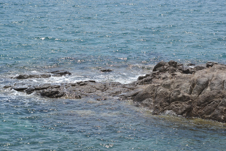 爱琴海在海边岩石上