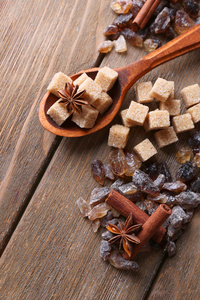 红糖的多维数据集 芦苇和水晶糖 香料木制背景