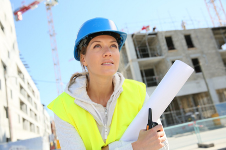 在建筑工地上工作的女工程师