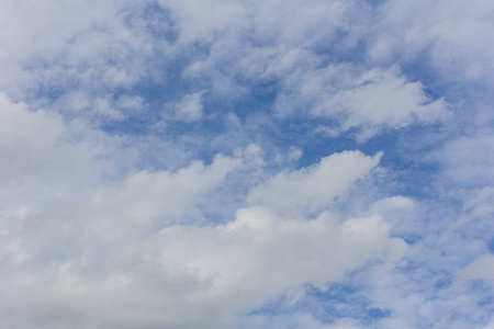 用小块云团的美丽的蓝色天空背景