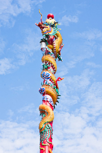 龙在中国寺庙与灯的杆子上