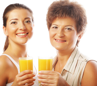 橙子汁的两个女人。母亲和女儿