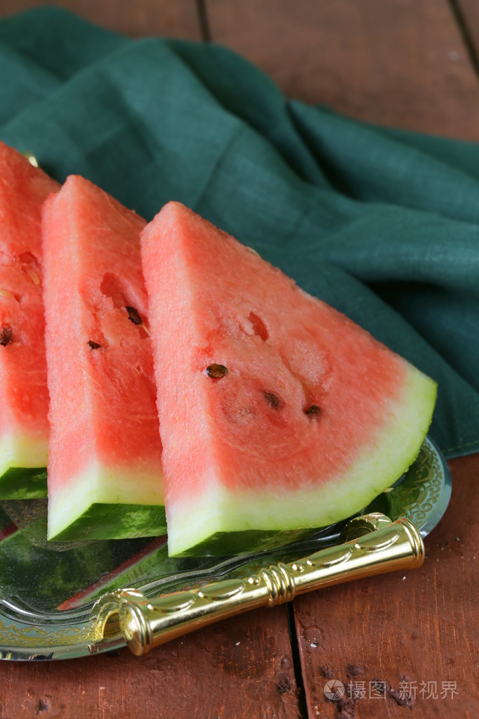 在金属托盘上新鲜甜甜的西瓜