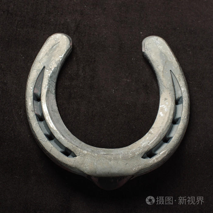 马蹄形孤立在深色背景上