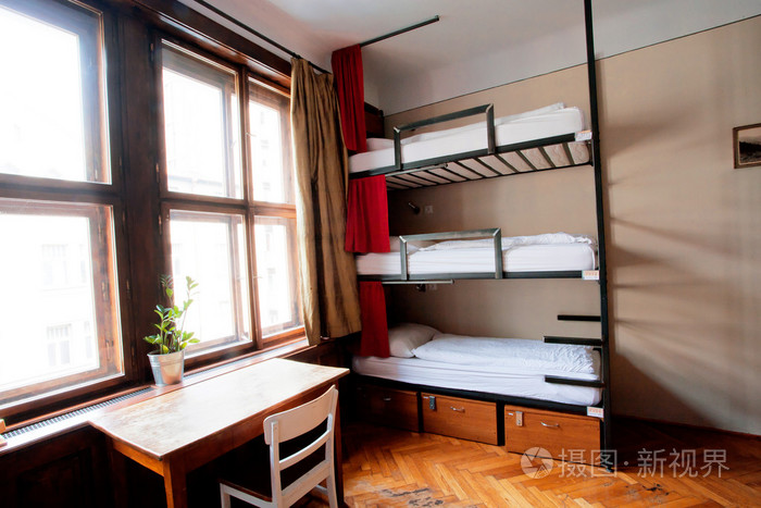 三级宿舍内六游客或学生的宿舍房间里的床