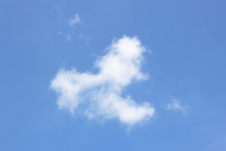 在蓝色的天空中美丽白色蓬松的云彩
