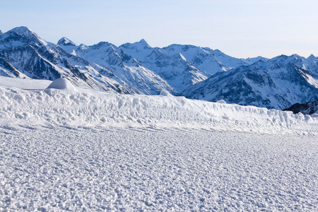 斜坡上滑雪度假村