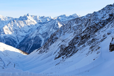 斜坡上滑雪度假村