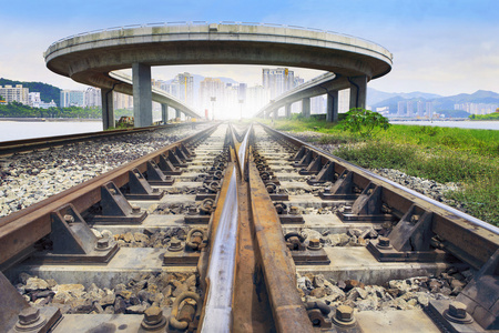 铁路轨道和桥梁跨越城市场景使用的幕后