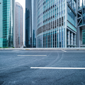 办公大楼和道路图片