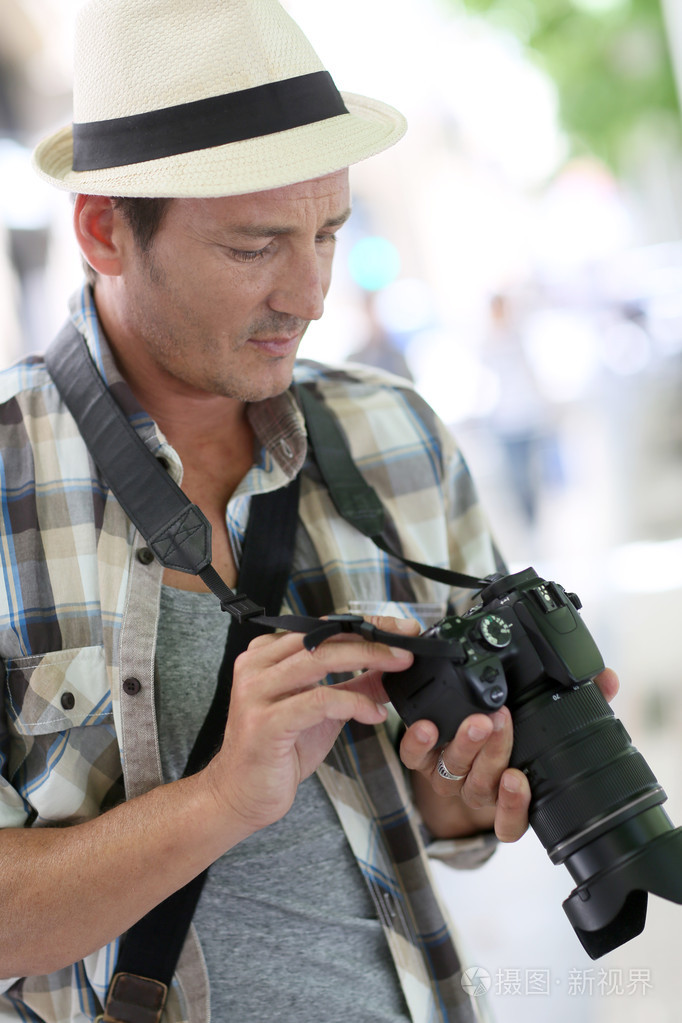专业摄影师在拍照