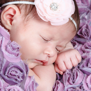 新生女婴上紫色毛毯睡觉