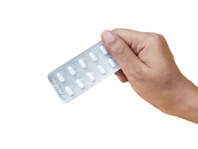 手中拿着的白色药片包装图片