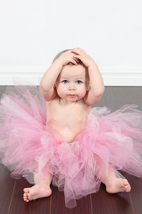 可爱的小女孩，在粉红色的连衣裙