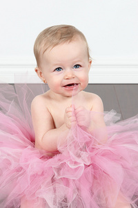 可爱的小女孩，在粉红色的连衣裙