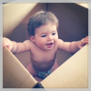 在包装箱的小宝贝女儿。