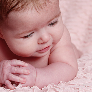刚出生的婴儿躺在粉红色的毯子上
