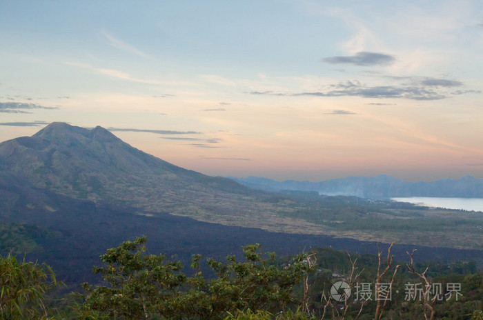 日落时的巴图尔火山和巴图尔湖印度尼西亚巴厘岛