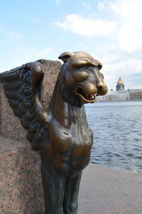 圣彼得斯堡。格里芬对涅瓦河的青铜雕塑