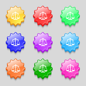 司法标志图标的缩放。法院的法律标志。设置色彩缤纷的按钮。矢量