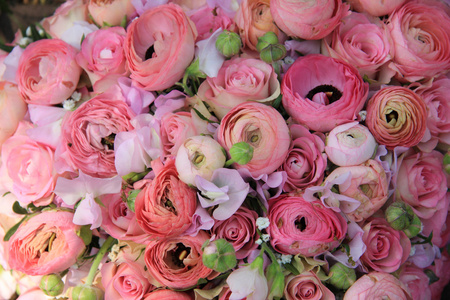 粉红玫瑰和毛茛属新娘花束