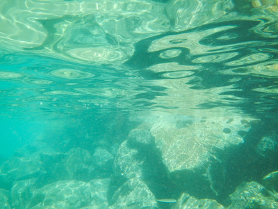 海水背景与岩石