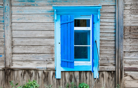 一个老的木制房子里俄罗斯的老式窗户