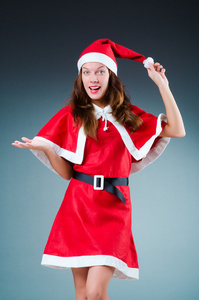 雪圣诞老人穿着红色装束的女孩