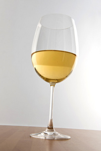 在一个高的高足杯白葡萄酒图片
