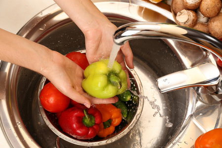 女人的手洗菜图片