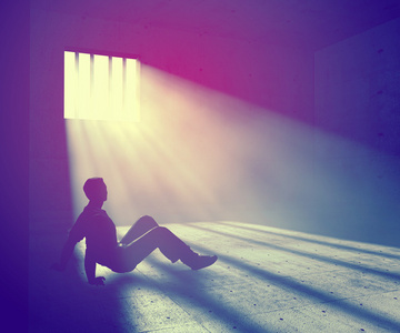 囚犯在光线昏暗的房间里照片