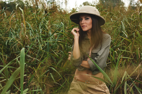 safari 在沼泽中的女人