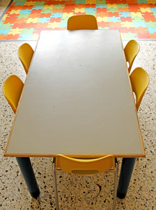 在幼儿园小桌椅的教室图片