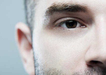 男性眼睛特写图片