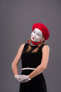 腰起来的东西来展示年轻 mime 女孩画像