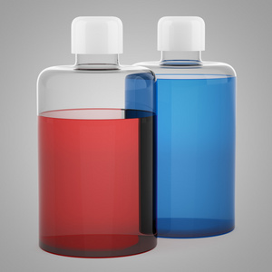 两个透明空瓶与灰色的背部上孤立的洗发水