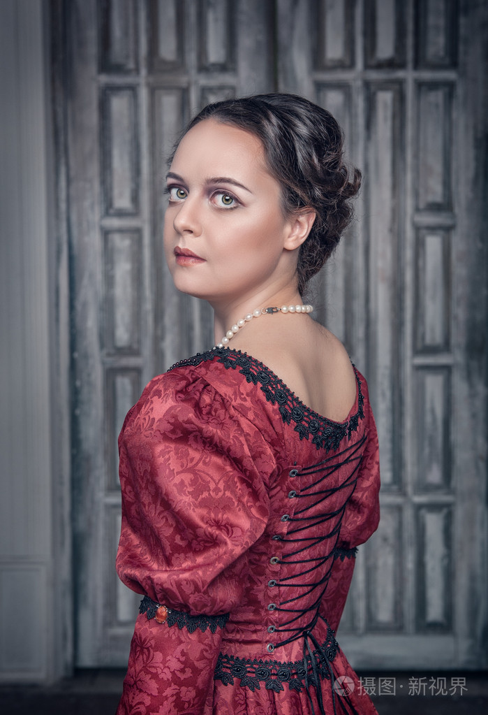 身穿红色长裙的中世纪美女