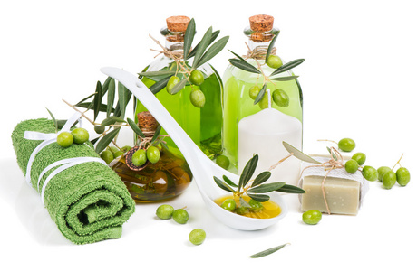 水疗中心组成与绿色的橄榄产品