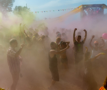 一群人在一个多彩的节日的颜色上跳舞