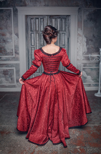 穿红衣服，回到中世纪美女