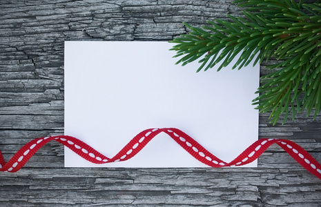 圣诞贺卡 空枞树树枝和红色的纸质表单