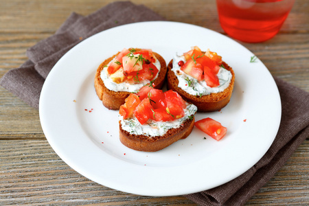 西红柿和蛋黄酱意式烤面包