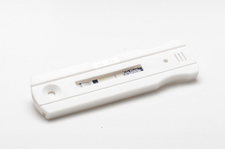 在白色的背景分离的妊娠测试阴性
