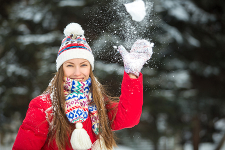 幸福的年轻女人玩雪